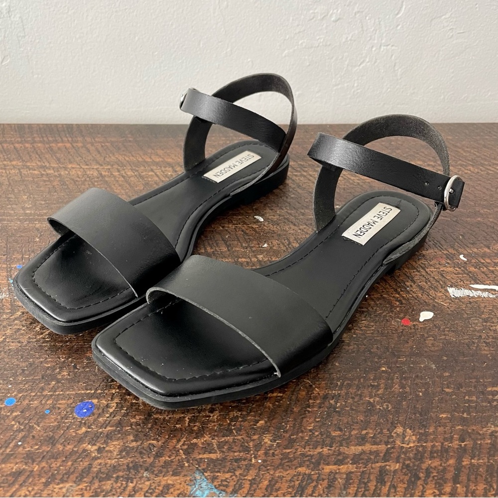 NWOT Steve Madden Donddi Sandals